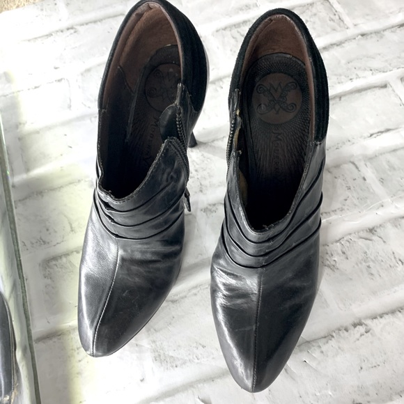 Vero Cuoio Booties - Picture 4 of 11